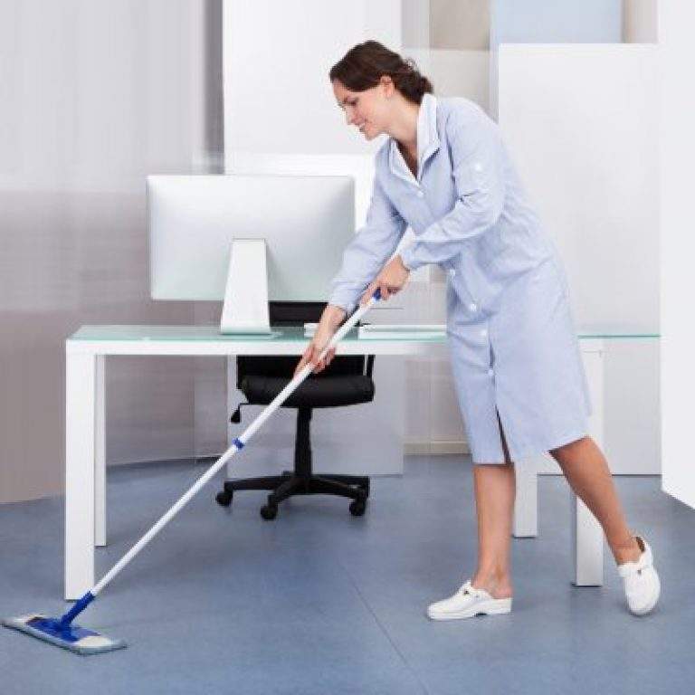 limpiando el suelo de la oficina