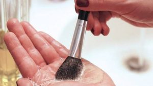 Cómo limpiar brochas de maquillaje